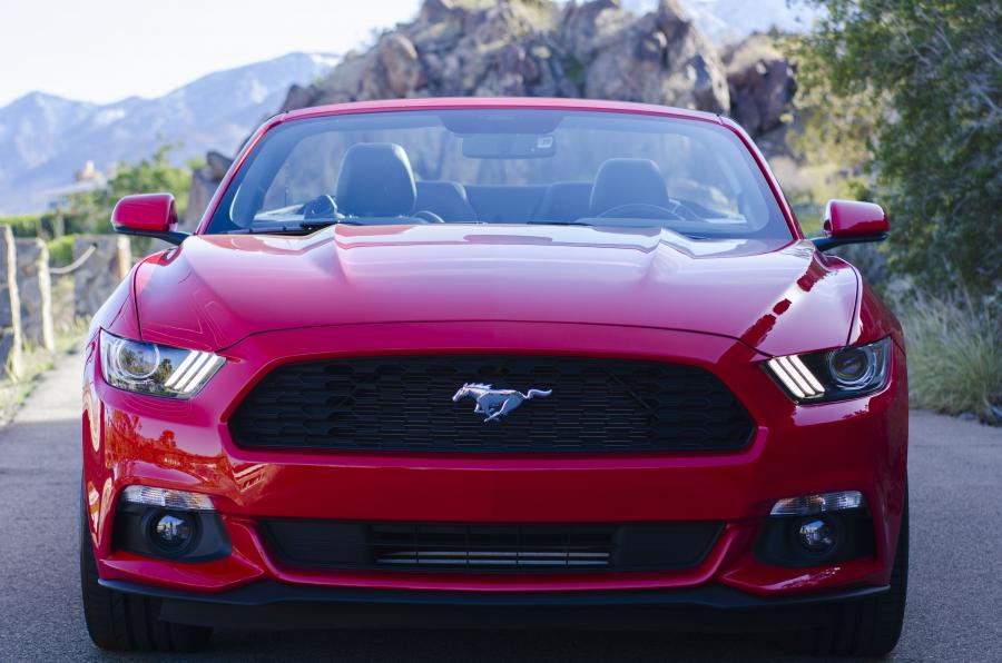  Ford Mustang Convertible 2015 года  (фото 2 из 7)